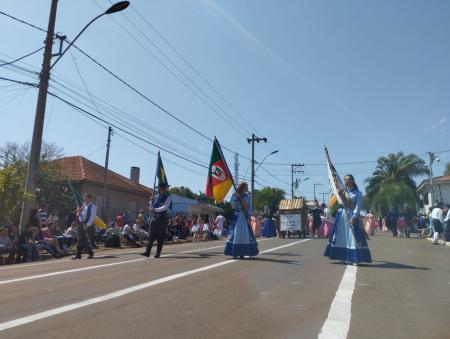 Desfile Cívico Farroupilha encanta comunidade de Jóia 